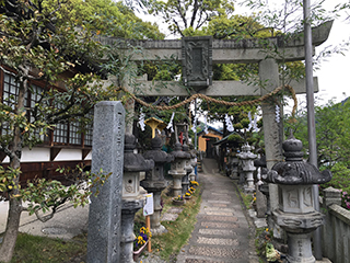 （解体前）100年近く経ち老朽化が進んだ大正12年建立の大鳥居
