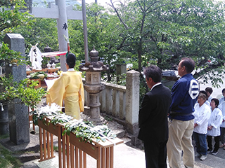 （入魂式）神主さんの祝詞奏上を神妙に聞き入る関係者
