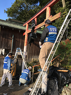 補修塗装1-①） 奥の院への階段登り口の鳥居です。塗装の劣化や柱の傷みがあったので補修しました。塗料を剥がし、パテを埋めたあと、下塗りと上塗り塗装をして仕上げました
